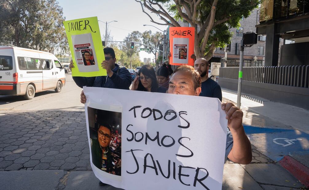 Familiares, amigos y compañeros de trabajo se concentraron frente a las instalaciones de la fiscalía con imágenes del rostro de Javier y la exigencia de la aparición con vida del joven ingeniero. Foto: Aimee Melo / EL UNIVERSAL