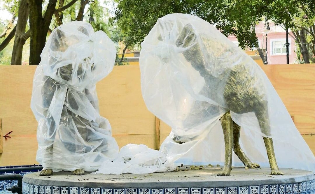 Los coyotes de la fuente están cubiertos
con plástico. Foto: Santiago Cadena / EL UNIVERSAL
