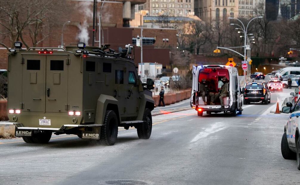 Un vehículo blindado que transportaba al presidente venezolano Nicolás Maduro y a su esposa Cilia Flores llega al Tribunal Federal de Manhattan, el lunes 5 de enero de 2026, en Nueva York. Foto: AP
