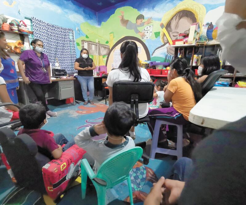 En el interior del refugio China Yodo se refuerzan las medidas de prevención con gel antibacterial y cubrebocas; requieren 6 millones de pesos anuales para atender a 50 familias. Foto: ROSELIA CHACA. EL UNIVERSAL