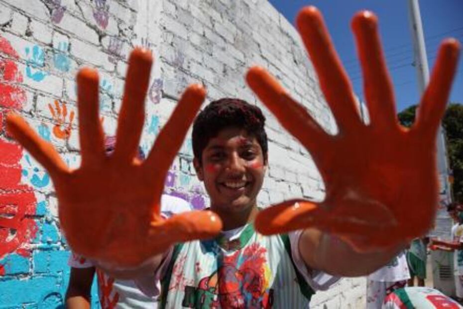 Crean mural “a balonazos” para celebrar triunfo de niños triquis