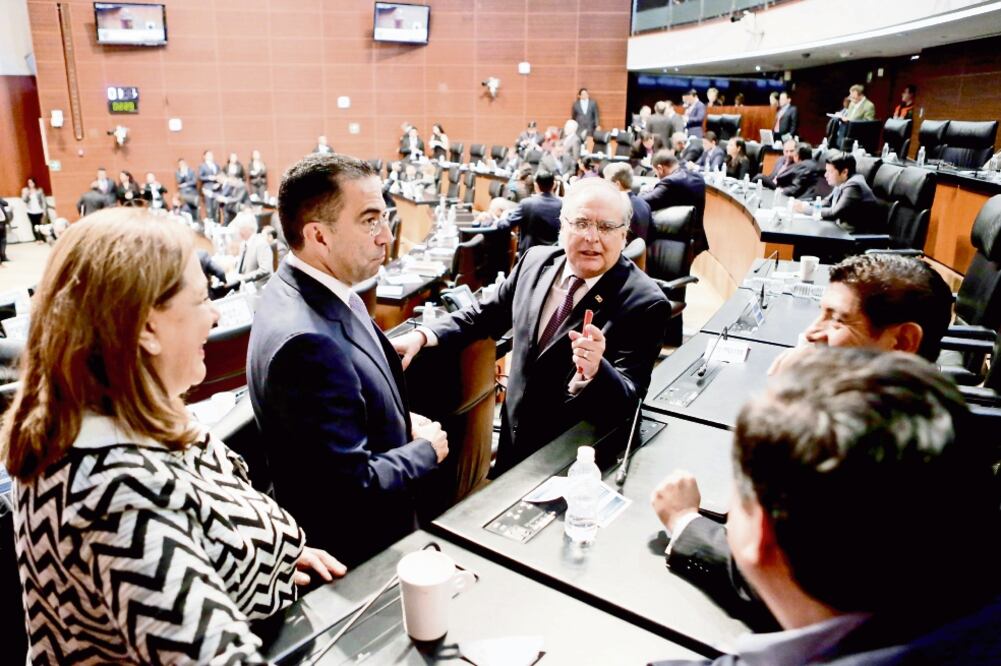 Los senadores Graciela Ortiz (PRI), Javier Lozano (PAN) y Miguel Romo (PRI), durante la sesión ordinaria en la Cámara Alta (SENADO)