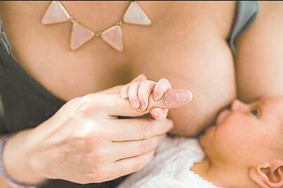 Se acaban a Aislinn por foto de lactancia