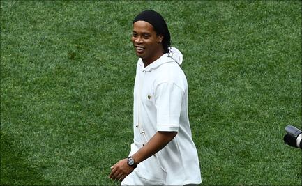 Ronaldinho presenta a su nuevo compañero de equipo desde la cárcel