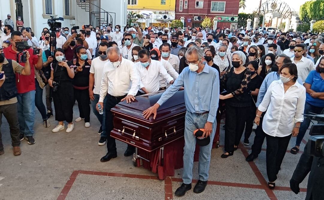 Cientos de personas se unieron a la marcha silenciosa que inició en la funeraria San Martín hasta la capilla de Nuestra Señora de Guadalupe, donde se le ofició misa de cuerpo presente para Abel Murrieta. Foto: Cortesía RL NOTICIAS