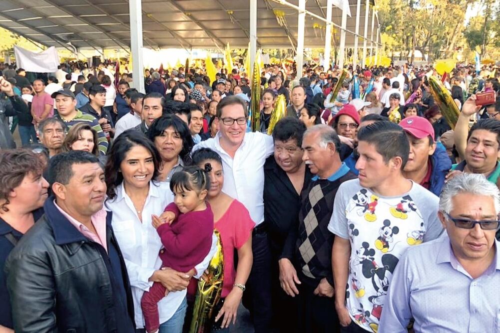 Los precandidatos del PRD a la jefatura de Gobierno de la Ciudad de México Alejandra Barrales y Salomón Chertorivski estuvieron en Iztapalapa, donde dialogaron con los habitantes y se tomaron algunas fotos (ESPECIAL) 