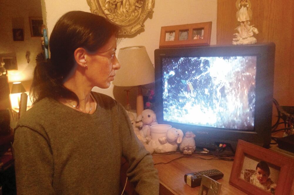 Úrsula Baca, maestra de preescolar, dice que prefirió contratar la TV de paga porque no le alcanza para una pantalla y porque no quiere tirar aún su tele vieja (JULIÁN SÁNCHEZ. EL UNIVERSAL)