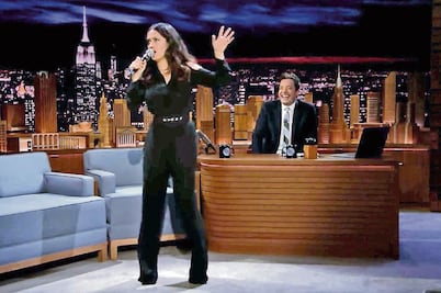 Salma Hayek se pone celosa y salsera con Jimmy Fallon