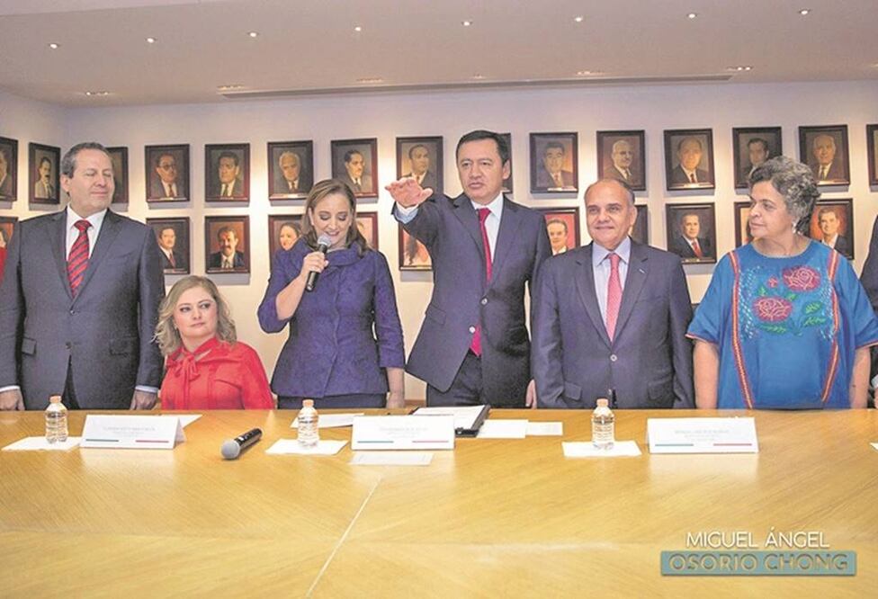 Miguel Ángel Osorio Chong, quien será coordinador de los senadores tricolores, llega a la Cámara Alta por la vía plurinominal (TOMADA DE TWITTER)