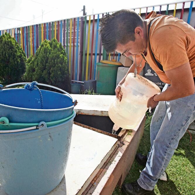 En el Jardín de Niños Diego Rivera , debido a la contingencia por el agua, los padres de los niños llevan garrafones para llenar la cisterna de la escuela. (JORGE ALVARADO. EL UNIVERSAL)
