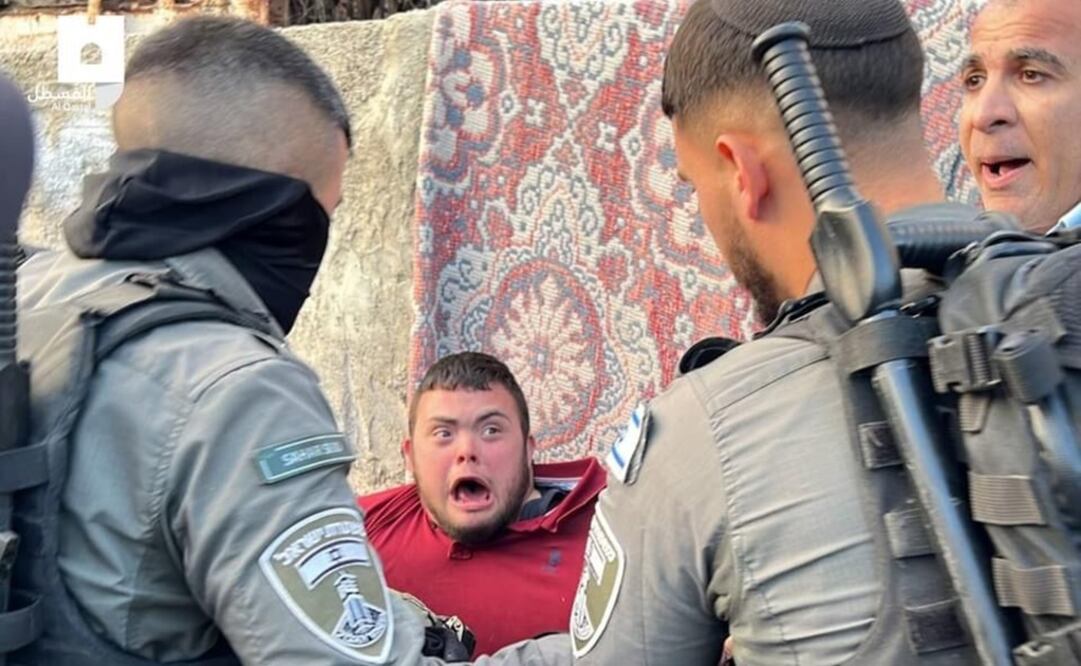 Ejército israelí sometiendo a un niño palestino con Síndrome de Down.  Foto: Twitter @arayamas