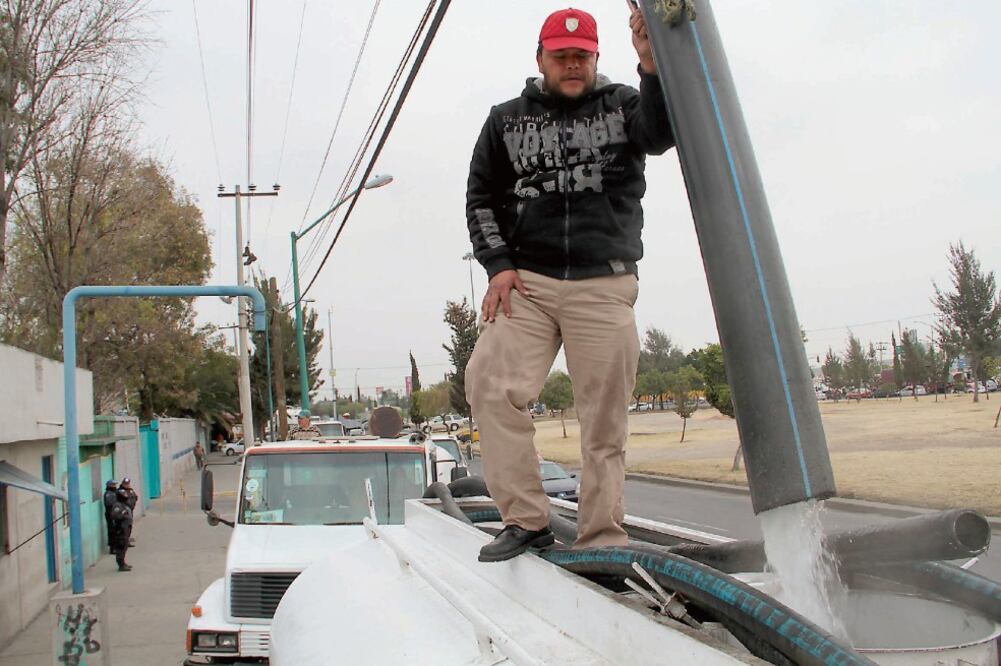 Los problemas de desabasto en la Ciudad de México continúan en la delegación Iztacalco, pese a que ayer se reanudó el servicio de la Línea 2 del Cutzamala (ALEJANDRO ACOSTA. EL UNIVERSAL)