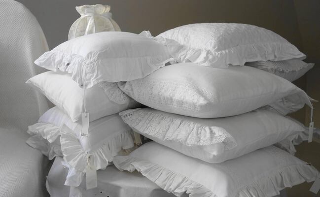 ¿Por qué salen manchas amarillas en las almohadas y cuándo es hora de cambiarlas?