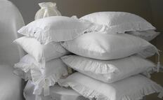 ¿Por qué salen manchas amarillas en las almohadas y cuándo es hora de cambiarlas?