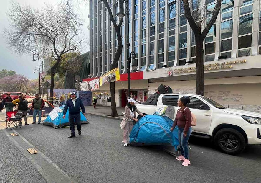 Los trabajadores mantienen plantón a las afueras de la Secretaría de Bienestar e Igualdad Social de la Ciudad de México. Foto: Omar Díaz/ EL UNIVERSAL