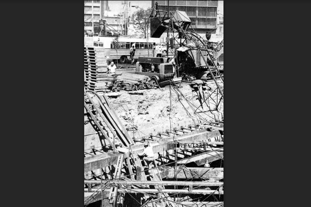 El inicio de las obras para la construcción de la Torre Prisma de la Lotería Nacional en la esquina del Paseo de la Reforma y la avenida Juárez alrededor de 1970. La excavación fue de 12.60 metros de profundidad, que representa la altura de un edificio de tres a cuatro pisos aproximadamente. Imagen: Col. Villasana-Torres