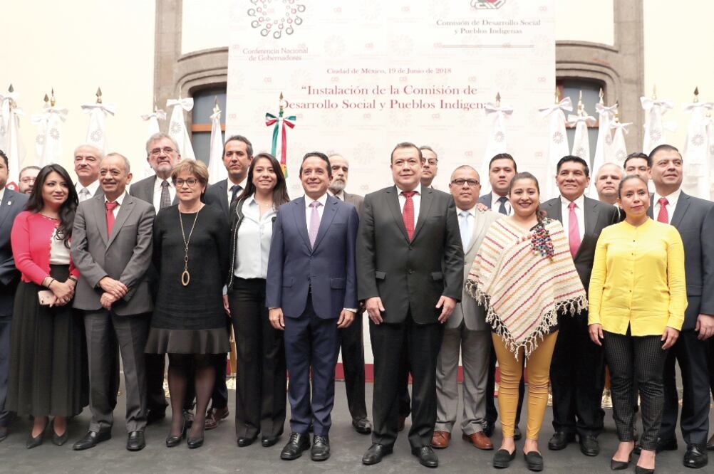 Carlos Manuel Joaquín González, gobernador de Quintana Roo (centro), encabezará la Comisión de Desarrollo Social y Pueblos Indígenas de la Conago. Foto: 