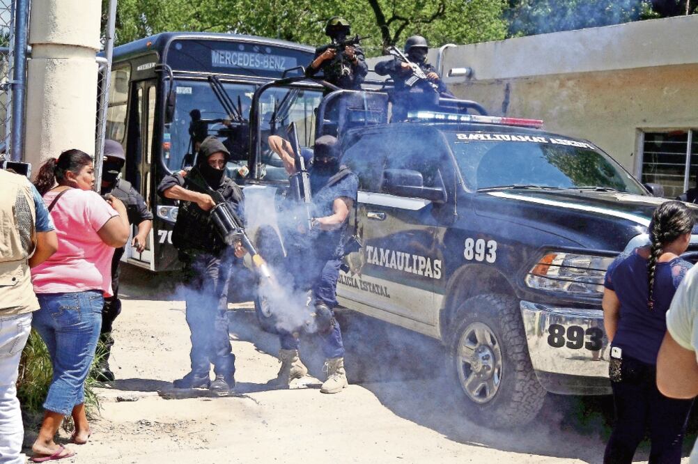 Una patrulla de Fuerza Tamaulipas abrió paso a un autobús en el que llevaban a los reclusos; los policías de la corporación lanzaron gases lacrimógenos y hasta dispararon sus armas. (REUTERS)