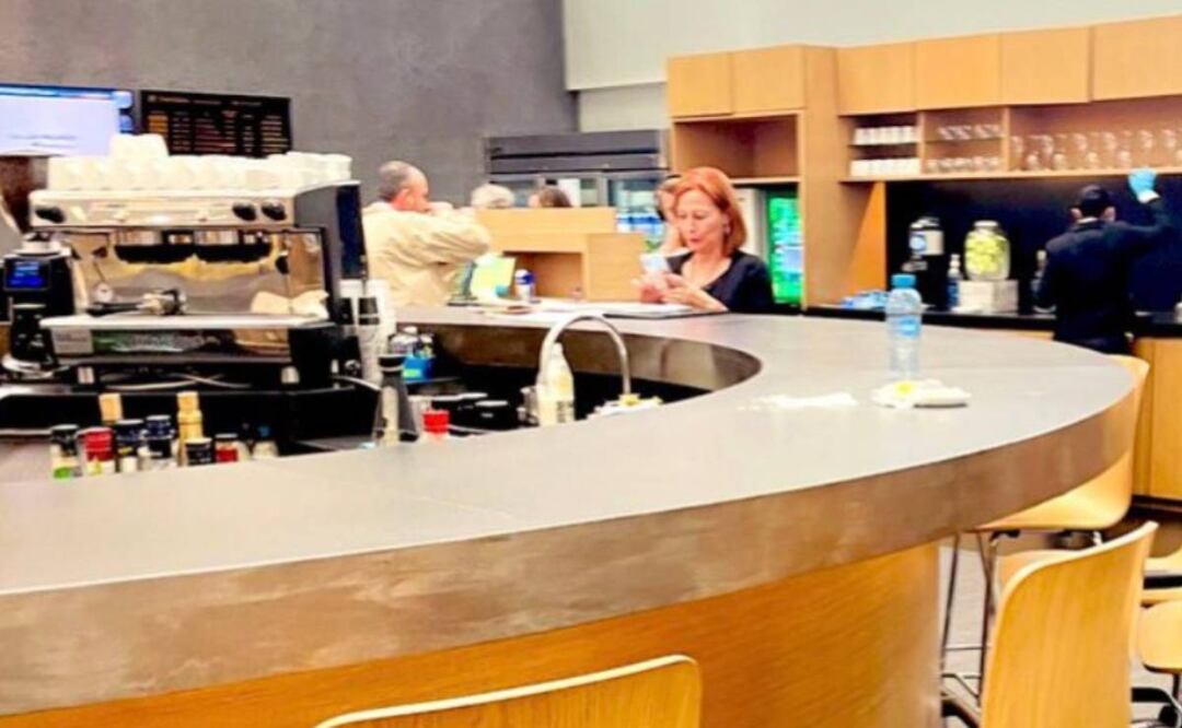 Foto: Tomada de @deniseramosm/ Tatiana Clouthier fue captada en una sala exclusiva de una aerolínea del AICM