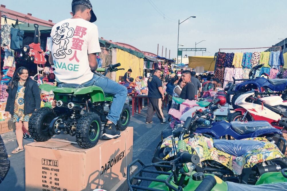 A lo largo del Eje Central cientos de vendedores ofrecen desde ropa, juguetes y globos hasta aparatos electrónicos para celebrar el Día de Reyes. (ARIEL OJEDA. EL UNIVERSAL)