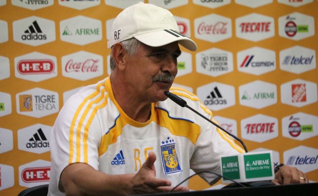 Cortesía Tigres. Ricardo Ferretti durante una conferencia de prensa de los Tigres 