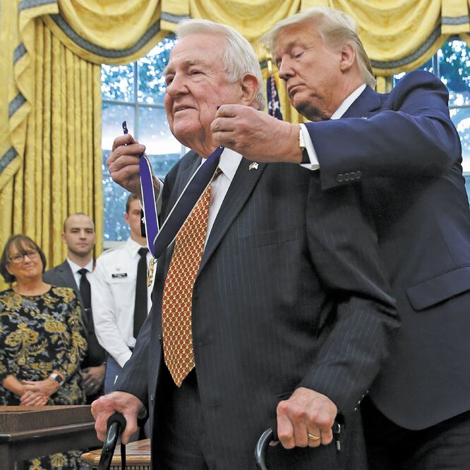 El presidente de Estados Unidos, Donald Trump, otorgó la presea de la libertad al exfiscal general Edwin Meese en la Casa Blanca. LEAH MILLIS. REUTERS
