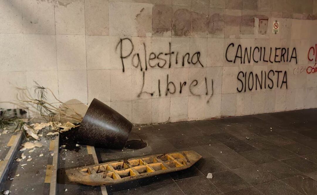 Manifestantes realizan actos vandálicos en la SRE; pintan consignas "Gaza resiste" y "Palestina libre" este miércoles 1 de octubre de 2025. Foto: Especial