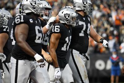 Raiders se sobreponen al escándalo Brown y vencen a Broncos