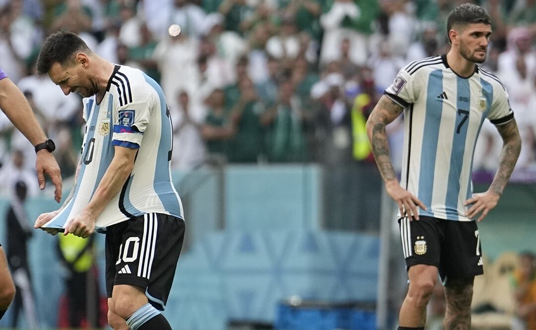 Lionel Messi y Rodrigo De Paul lamentándose la derrota / Foto: AP