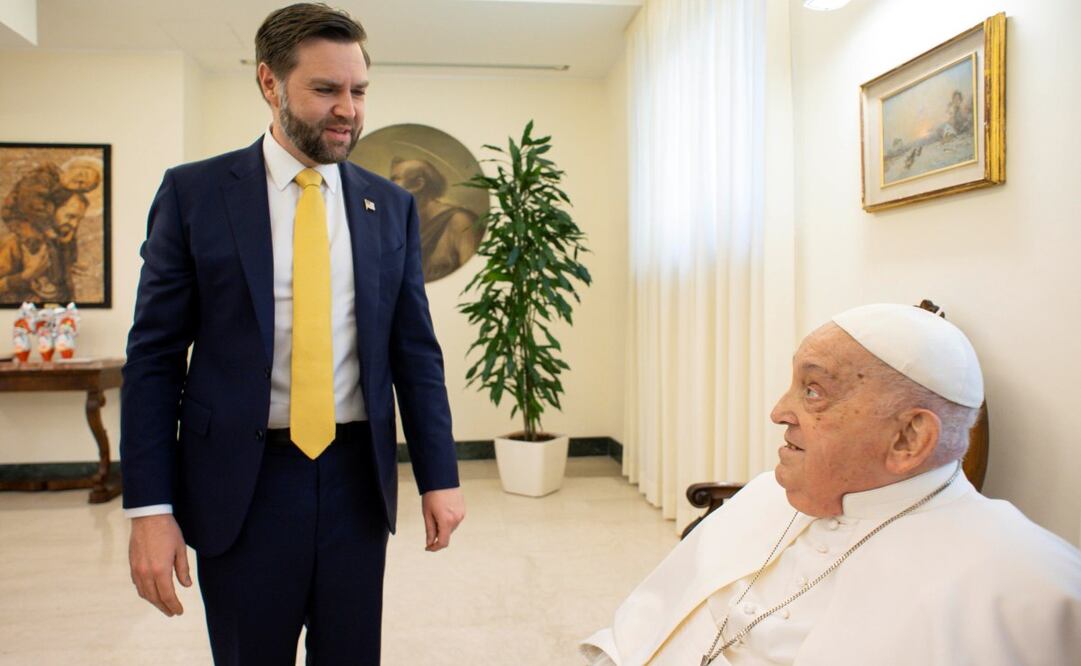 Una imagen proporcionada por los medios del Vaticano muestra al Papa Francisco reunido con el vicepresidente estadounidense J. D. Vance el Domingo de Pascua en el Vaticano, el 20 de abril de 2025. Foto: EFE