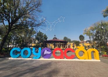 ¡La Navidad ya llegó a Coyoacán!; alcaldía instala iluminación de fiestas decembrinas