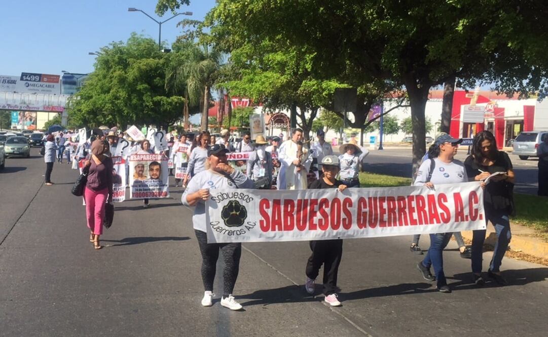 Con palas en mano y enormes mantas con las fotos de sus hijos, rastreadoras marcharon en Culiacán, Los Mochis y Mazatlan / FOTO: Javier Cabrera