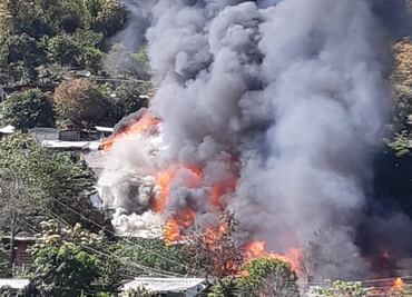 Incendio arrasa con 100 viviendas en Zihuatanejo