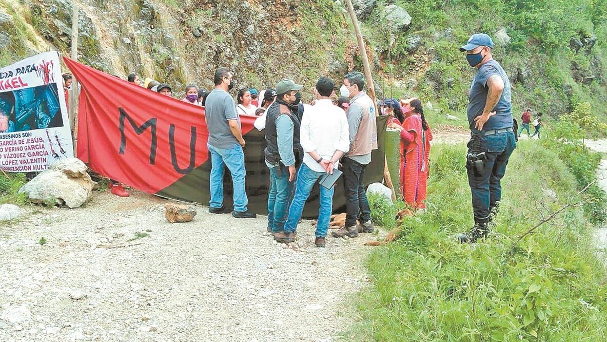 Aun cuando las familias triquis fueron custodidas por la GN, no se le permitió el paso. Foto: CORTESÍA