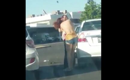 Sonora government official hits a woman on the street