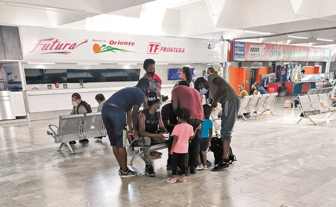 En Reynosa, grupos pequeños esperan abordar autobuses hacia Acuña. Foto: Sandra Tovar. EL UNIVERSAL