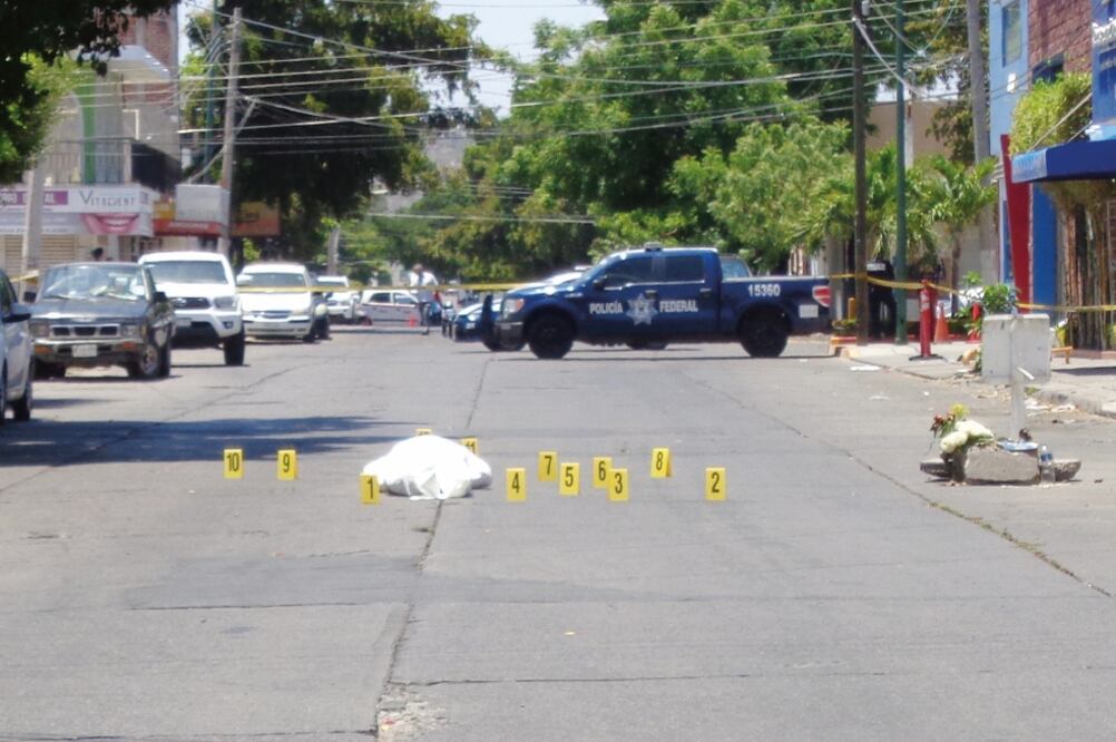 Auxiliados por policías municipales de Culiacán, durante dos horas peritos cerraron la calle de Vicente Riva Palacio para realizar diversos análisis. (JAVIER CABRERA. ELUNIVERSAL)