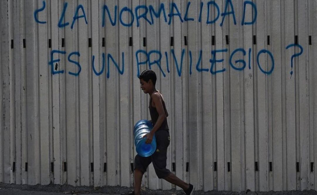 La escena de personas cargando bidones de agua por las calles de las ciudades de Venezuela se ha hecho cotidiana (Foto: Getty Images)