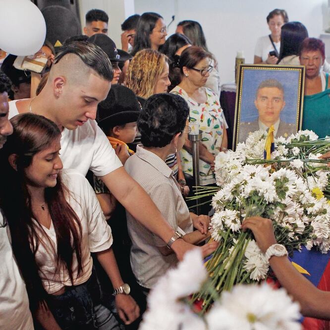 Despiden a víctima. Familiares y amigos se acercan al ataúd del cadete Juan Esteban Marulanda, quien murió durante la explosión de un coche-bomba. LUIS EDUARDO NORIEGA. EFE