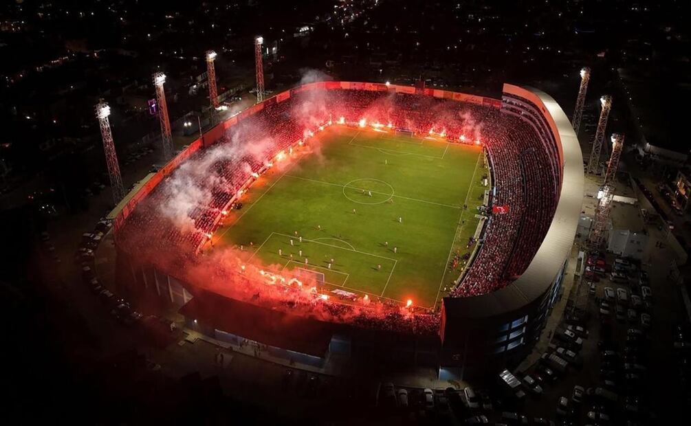 “Al maestro con cariño”, aficionados le brindan su cariño a Benjamín Galindo en el Estadio Tamaulipas. Foto: Especial