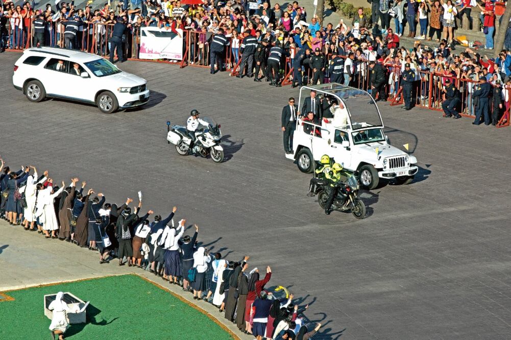 El fervor de los mexicanos por ver aunque sea unos segundos a Jorge Mario Bergoglio, se ha visto tanto en las calles como en los recintos en los que se ha presentado durante los días que ha estado en la capital del país (ENRIC MARTI. AP)