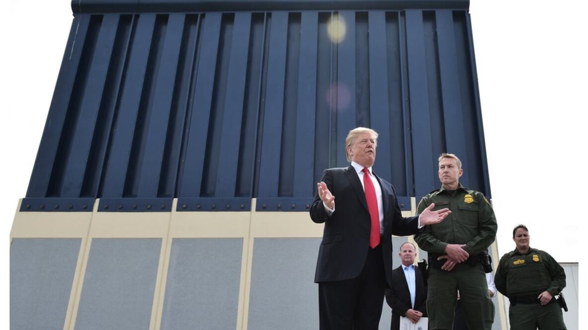 Trump inspeccionó personalmente diferentes prototipos del muro que quiere construir en la frontera sur de Estados Unidos (Getty Images)