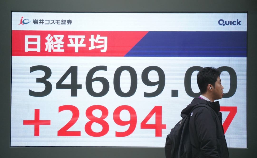 as acciones en Asia se recuperaron con fuerza el 10 de abril después del sorprendente cambio de postura del presidente estadounidense Donald Trump sobre los aranceles recíprocos generalizados. Foto: AFP