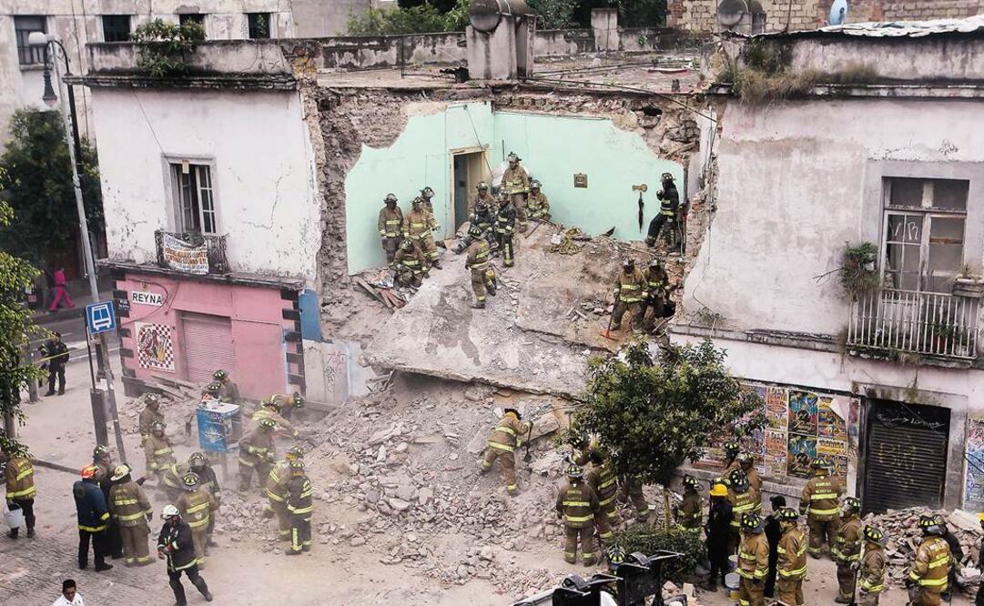 Bomberos acudieron al edificio colapsado, ubicado en  Allende, esquina con República de Perú, en la colonia Centro/ Fernando Ramírez - EL UNIVERSAL