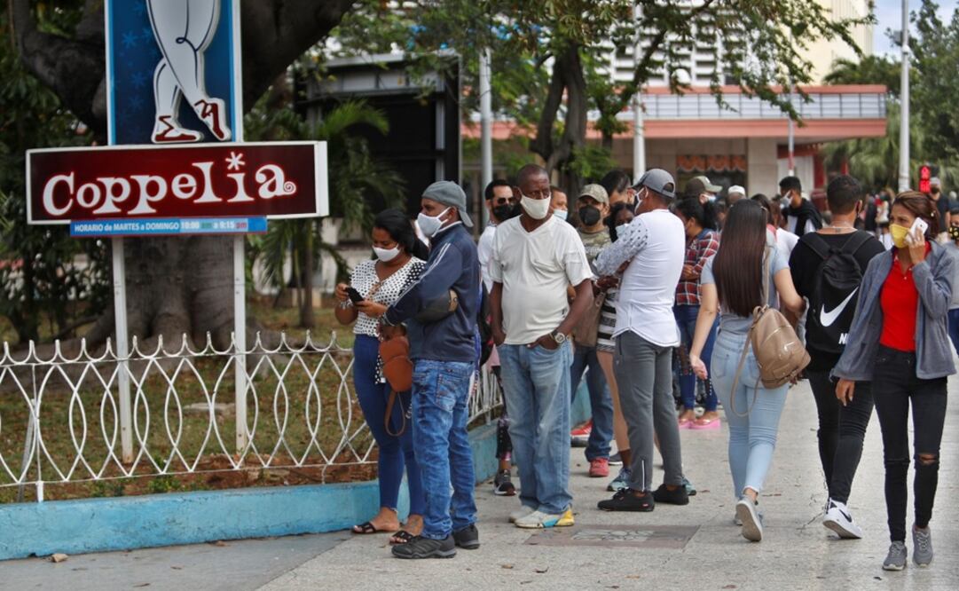 Coppelia, ha estado abierta desde 1966 e inmortalizada incluso en la gran pantalla gracias al clásico cubano "Fresa y chocolate".   Foto: EFE 