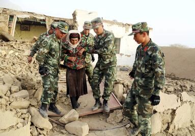 Sismo deja ocho muertos y 12 mil damnificados en China