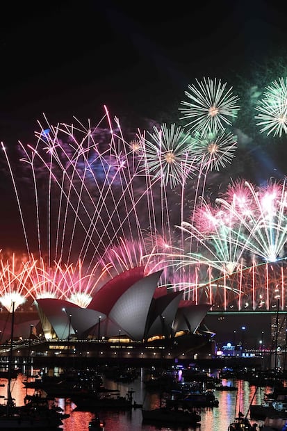 Fuegos Artificiales en la Opera House de Sidney, durante la celebración de Año Nuevo. FOTO: SAEED KHAN. AFP