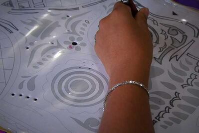 Así hacen el tradicional papel picado en Xochimilco