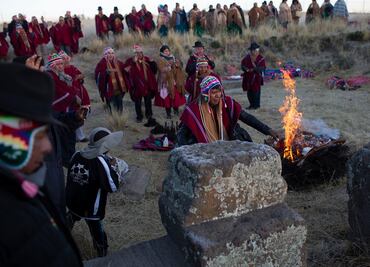 Ritos ancestrales reciben al Año Nuevo Andino en Bolivia