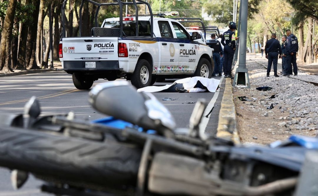 Un motociclista perdió la vida luego de ser atropellado por una camioneta que se dio a la fuga en la alcaldía Gustavo A. Madero. | Foto: Valente Rosas/ EL UNIVERSAL
